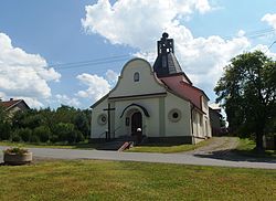 Kaple Nanebevzetí Panny Marie z roku 1935, přestavěná a nově vysvěcená 28.8.1999.