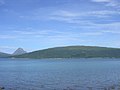 Blick von Nesna auf den Südwesten. Im Hintergrund der Berg Tomskjeveln auf Tomma