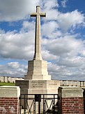 Entrée du cimetière militaire de Harponville (Somme).