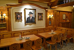 Az étterem törzsasztala és Willy Heide portréja