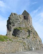 chapelle construite sur le rocher habitée par le saint à Saint-Hélier, Jersey