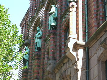Statuen über dem Eingang