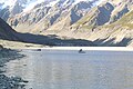 Veduta tal-faċċata ta' Hooker Glacier mix-xtut ta' Hooker Lake, Hooker Glacier huwa wieħed mill-glaċieri li jinstabu fuq l-għoljiet tal-Muntanja Cook fl-Alpi tan-New Zealand.