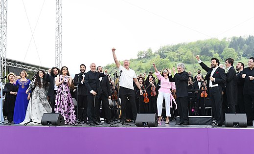 Festivalning gala-konsertdan soʻng yopilish marosimi, Prezident Ilhom Aliyev va vitse-prezident Mehribon Aliyeva sahnada