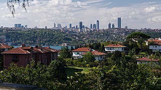 Вид на Левент из сада дворца Хедиве на азиатской стороне Босфора. Istanbul Sapphire - первый небоскреб справа.