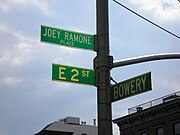 Egy New York-i utcatbla, a Ramones nekesnek nevvel