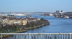 Вид на Килл-Ван-Калл с Бейоннского моста в апреле 2010 года