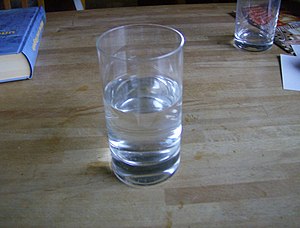 en: A glass of water / de: Ein Glas Wasser / t...