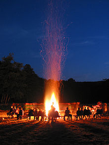 http://upload.wikimedia.org/wikipedia/commons/thumb/5/54/Lagerfeuer_Bundenbach_Schmidtburg_2003.jpg/220px-Lagerfeuer_Bundenbach_Schmidtburg_2003.jpg