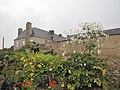 Manoir de Saint-Quijeau Corps de logis ; ruines de la chapelle ; élévations et toitures des communs est et ouest Murs de clôture ; portail d'entrée et puits