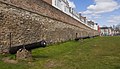 Mastrique, los cañones y la muralla de la ciudad cerca la Onze-Lieve Vrouwewal