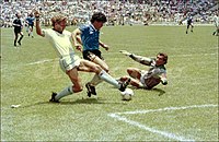 Maradona eludiendo shilton.jpg