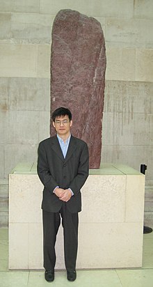 Марк Мияке и камень огам в Британском музее. Jpg