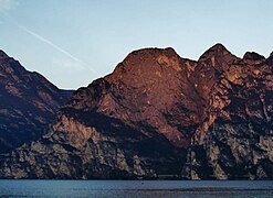 Die in der Morgensonne liegende Ostwand, sie zählt zu den schwersten Kletterwänden in den Gardaseebergen