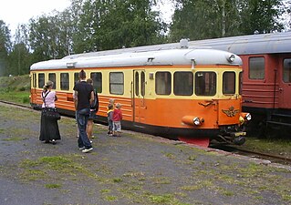 Rälsbussen vid stationen.