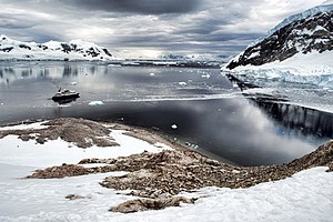 Neko Harbour (rechts vorne) in der Andvord Bay