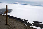 Kreuz auf dem Observation Hill, Ross-Insel, errichtet im Januar 1913 durch die britische Terra-Nova-Expedition 1910–1913 zur Erinnerung an Kapitän Robert Falcon Scotts Gruppe, die im März 1912 auf dem Rückweg vom Südpol umkam.