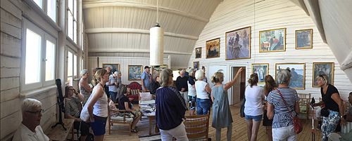 Panorama från ateljén. På väggarna hänger kopior av Wilhelmsons verk