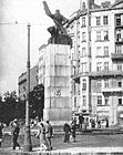 Monumen Pilot Polandia di Warsawa selama pendudukan Jerman, dengan lambang Kotwica, grafiti oleh Jan Bytnar, anggota Szare Szeregi.