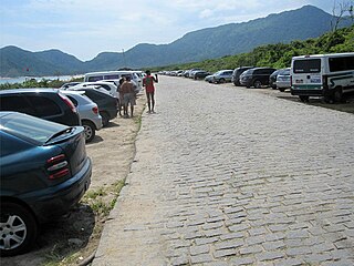 Parking à la plage de Grumari