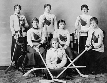Group ice hockey team portrait, Queen's Univer...