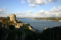 Rumeli Hisarı, v ozadju Most Mehmeda II.