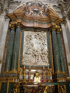 Högaltaret med Domenico Guidis relief Heliga Familjen.