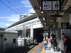 横浜線ホームと新幹線ホームが立体交差する（2017年5月）