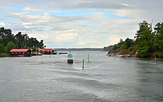 Stegesundet. Västra sidan av sundet är relativt grunt varför farleden följer Skarpösidan av sundet.