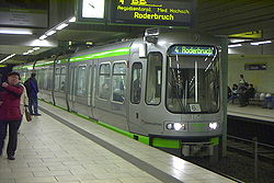 Raitiovaunu Kröpcken maanalaisella asemalla