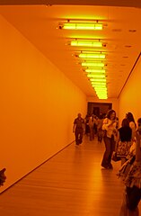 Olafur Eliassonin Yellow Corridor -teoksessa (1997) käytetään hyväksi pienpainenatriumvalon värit hävittävää monokromaattisuutta.