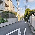 1丁目の南部にある富ヶ谷ハイム前の道路を西から見る。旧・宇田川へ至る坂道となっている。