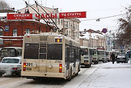 Filobus BKM-321 a Tomsk nella coda di bus urbani