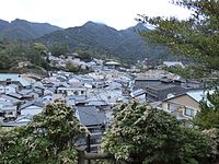 从宫尾城遗址俯瞰陶晴贤本阵遗址（塔之岡）的远景。