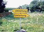 Dieses Foto von 2005 zeigt oben das 1971 eingeführte Umleitungs­schild und unten ein entsprechendes nach 1981 entstandenes Zeichen.