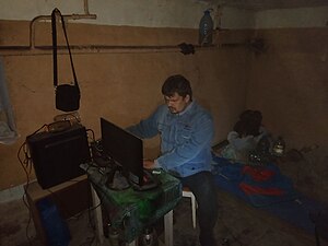 Член ГО «Вікімедіа Україна» Вячеслав Мамон працює у бомбосховищі у Харкові на початку повномасштабного вторгнення