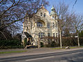 Villengebäude mit Torpfeiler, Torgitter, Zaungitter und Gartenanlage