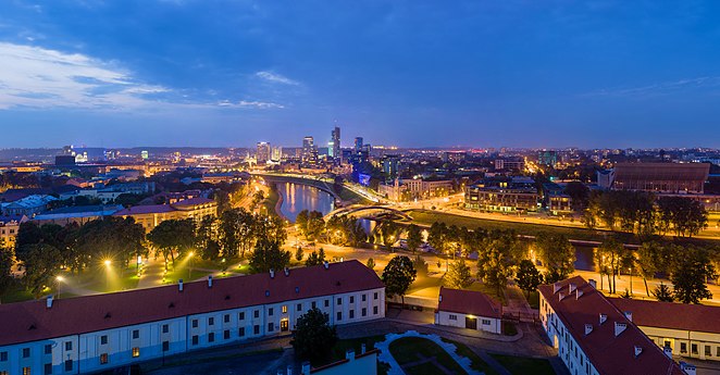 圖為立陶宛維爾紐斯的現代遠景，破曉時分在格迪米納斯塔向西北方拍攝的。今日是立陶宛復國法案紀念日。