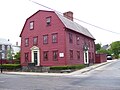 De White Horse Tavern is mogelijk de oudste taverna van de Verenigde Staten. Ooit was de piraat William May hier de baas. Het pand is nog gebruikt als parlementsgebouw van Rhode Island.