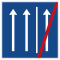 quadratisches Schild mit drei weißen, nach oben zeigenden Pfeilen auf blauem Grund, der rechte Pfeil ist durch eine weiße Linie von den beiden anderen abgetrennt und mit einem roten Diagonalbalken durchgestrichen