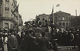 Fra opptoget på Karl Johans gate i Oslo under «Barnehjælpsdagen» 1916. De utkledte deltakerne strekker innsamlingshåver mot tilskuerne. Foto: Nasjonalbiblioteket
