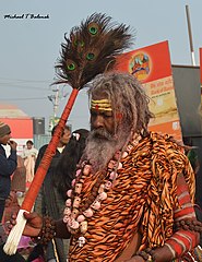 Ein Sadhu spendet bei der Kumbh Mela in Prayagraj gegen eine Gabe seinen Segen (Indien, 2019).