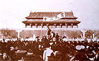Ikoniese beeld van Tiananmen-plein tydens die 4 Mei-beweging in 1919.