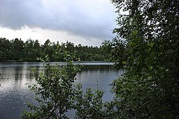 Vy från Abborrasjöns norra strand nära Tåssjö kyrka.