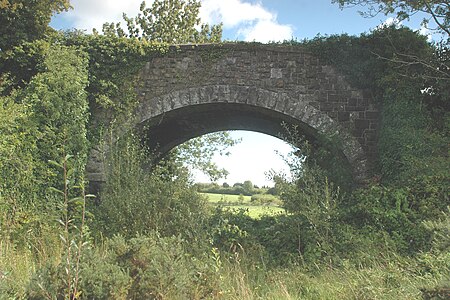 Pont dros yr hen reilffordd