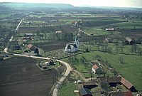 Flygfoto över Borgunda taget åt söder den 12 april 1990.