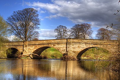 Pont ar draws Afon Ure yn ninas Ripon