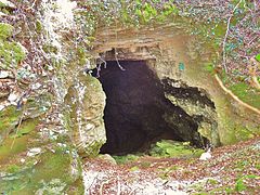 Porche d'entrée de la grotte dite Église de Combe-Epine.