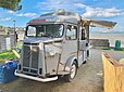 Un food truck Citroën HY aux abords de la plage du Prieuré à Dinard en Ille-et-Vilaine.