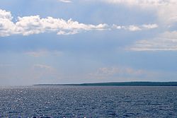 Mississagi Strait kun Cockburn Island en distanco